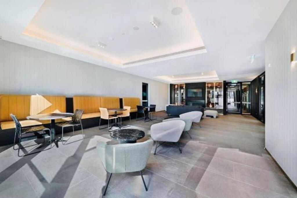 Entire Unit In Front Of Crown With Free Parking & Pool Apartment
