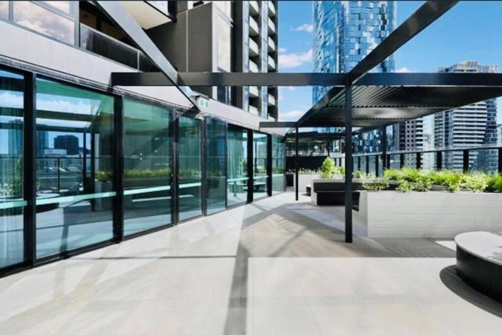 Entire Unit In Front Of Crown With Free Parking & Pool