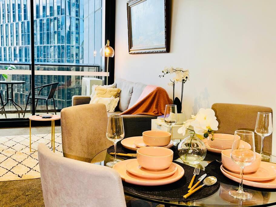 Entire Unit In Front Of Crown With Free Parking & Pool Apartment *