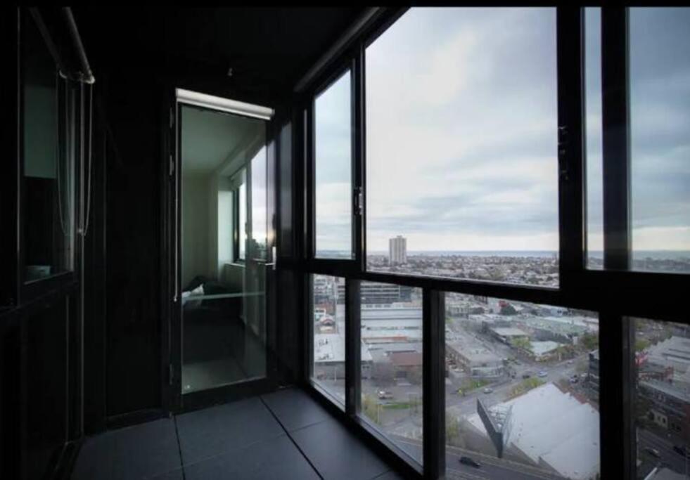 In2103- 1 Bedroom Comfy Loft With Stunning View Apartment Melbourne