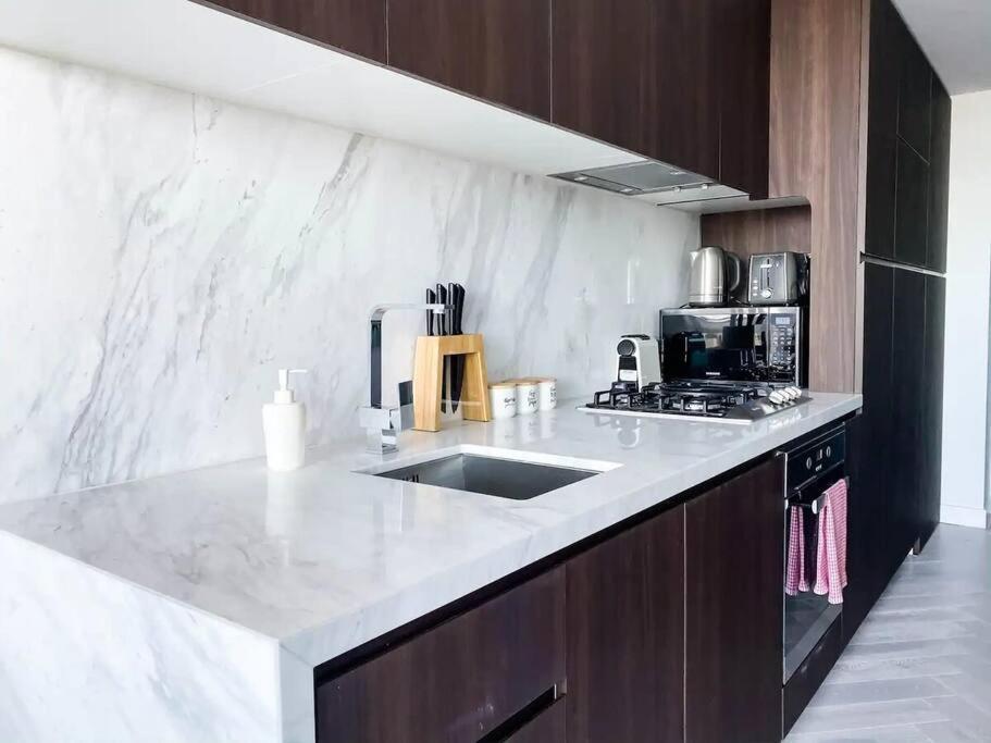 Ma4004- 1 Bedroom Lvl 40 Stylish Marco High Rise Melbourne