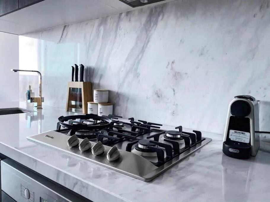 Apartment Ma4004- 1 Bedroom Lvl 40 Stylish Marco High Rise Melbourne