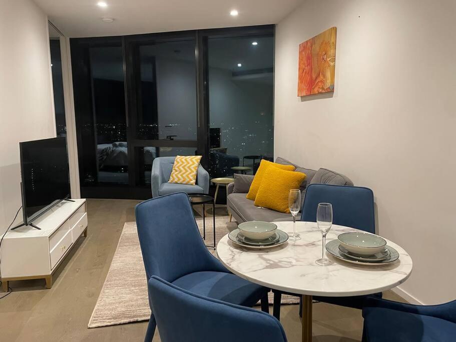 Australia108 High Level 2 Bedrooms With Parking Apartment Melbourne