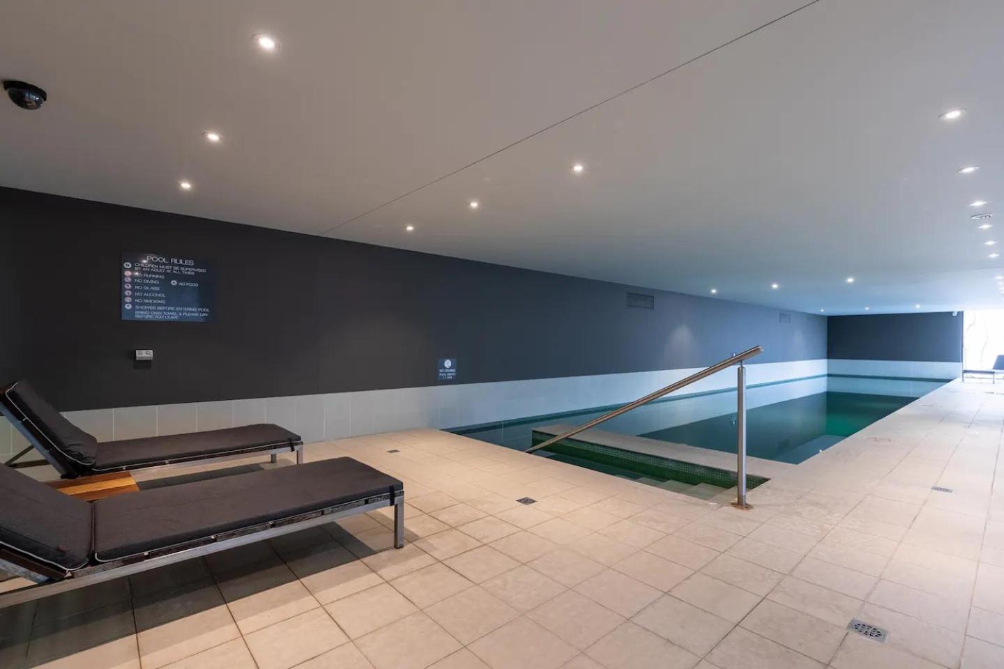 Elegant Fringe W Pool & Free Parking Apartment Melbourne