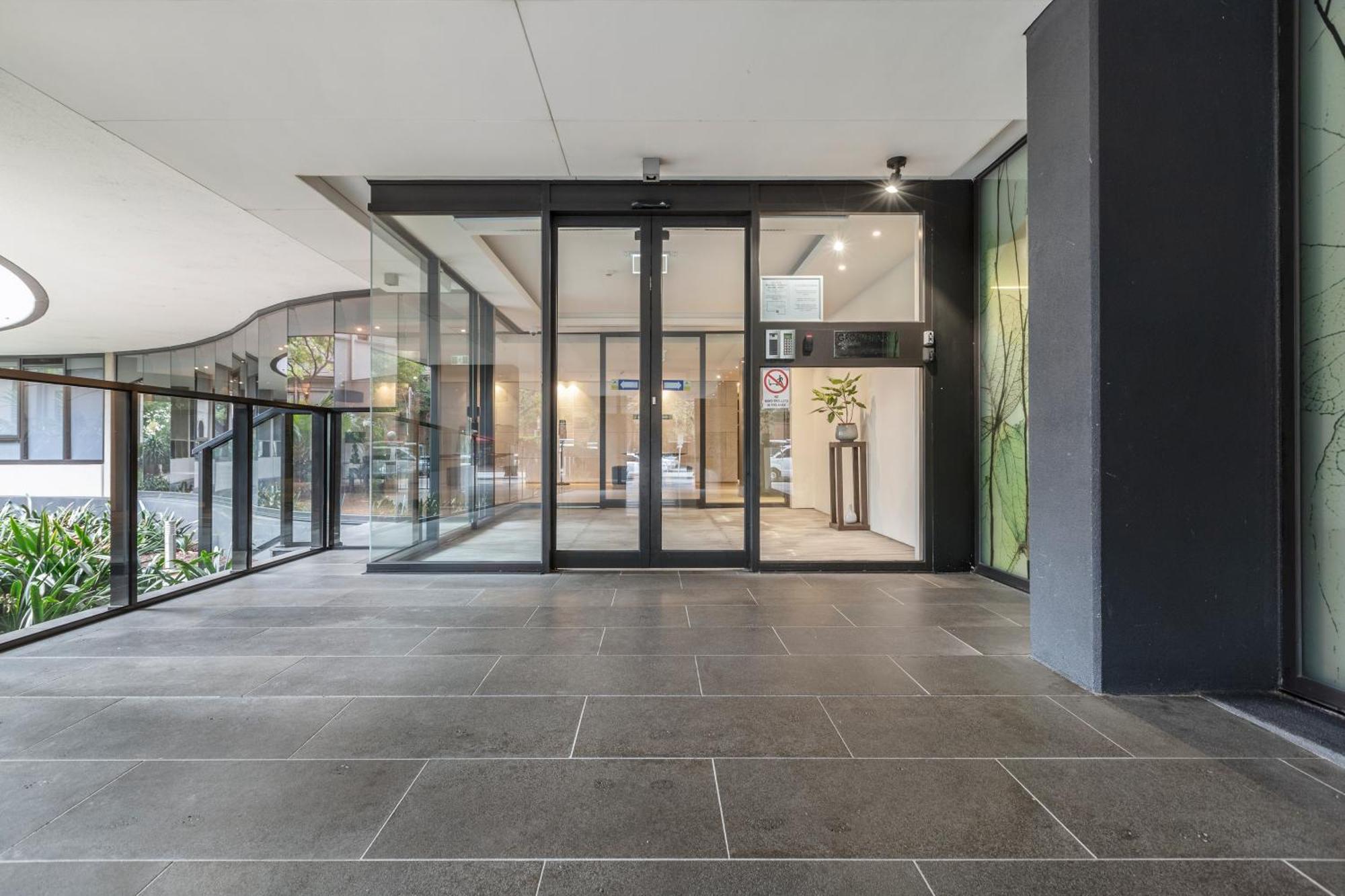Elegant Fringe W Pool & Free Parking Apartment Melbourne