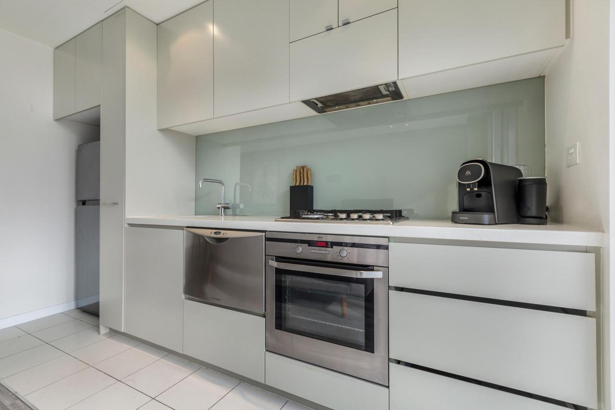Elegant Fringe W Pool & Free Parking Apartment