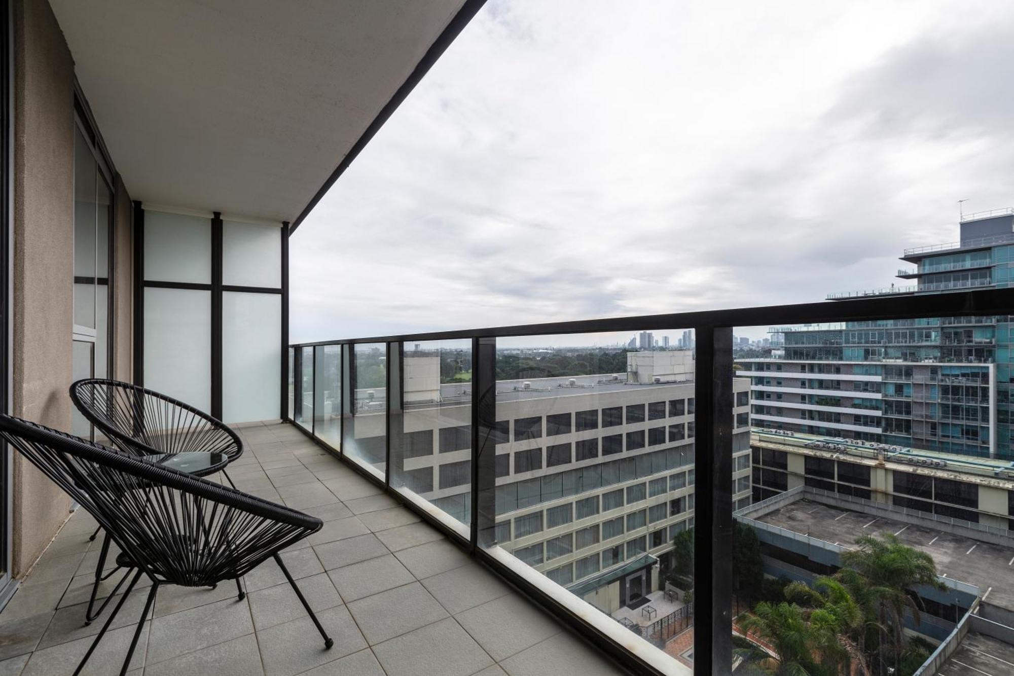 Elegant Fringe W Pool & Free Parking Apartment
