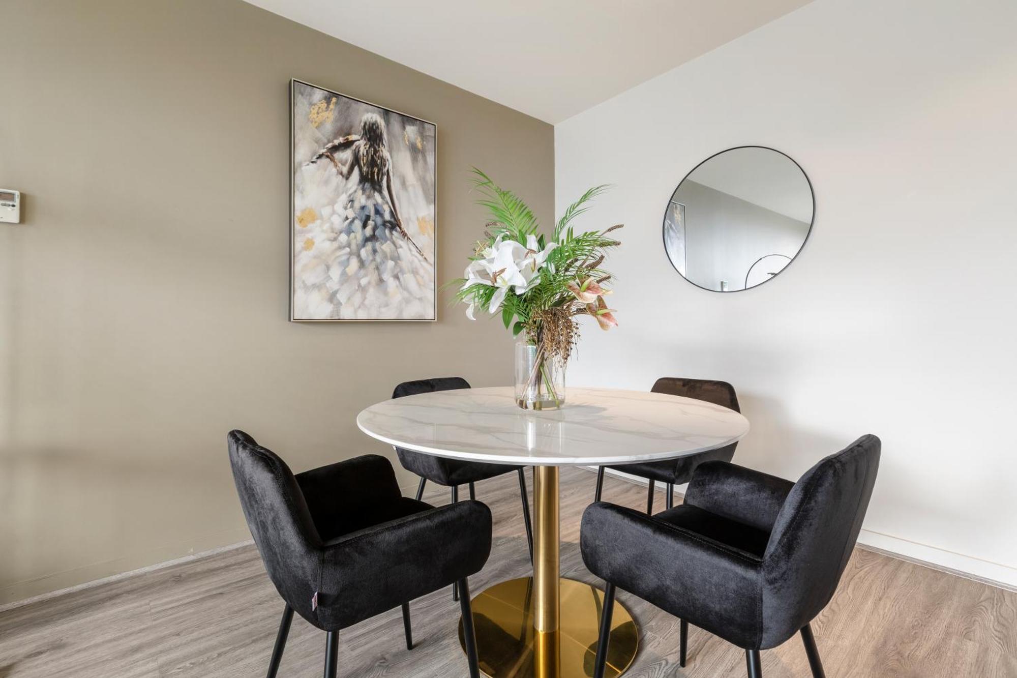 Elegant Fringe W Pool & Free Parking Apartment *
