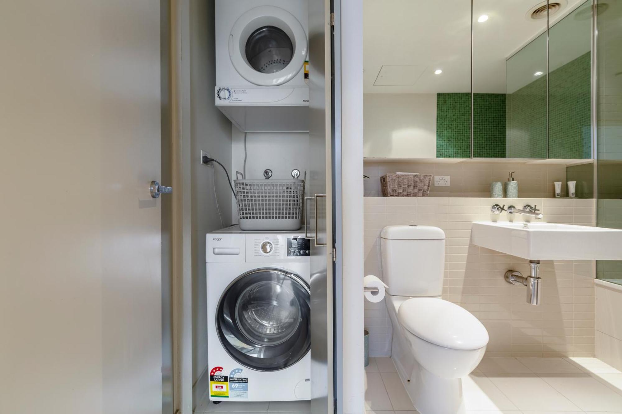 Elegant Fringe W Pool & Free Parking Apartment Melbourne