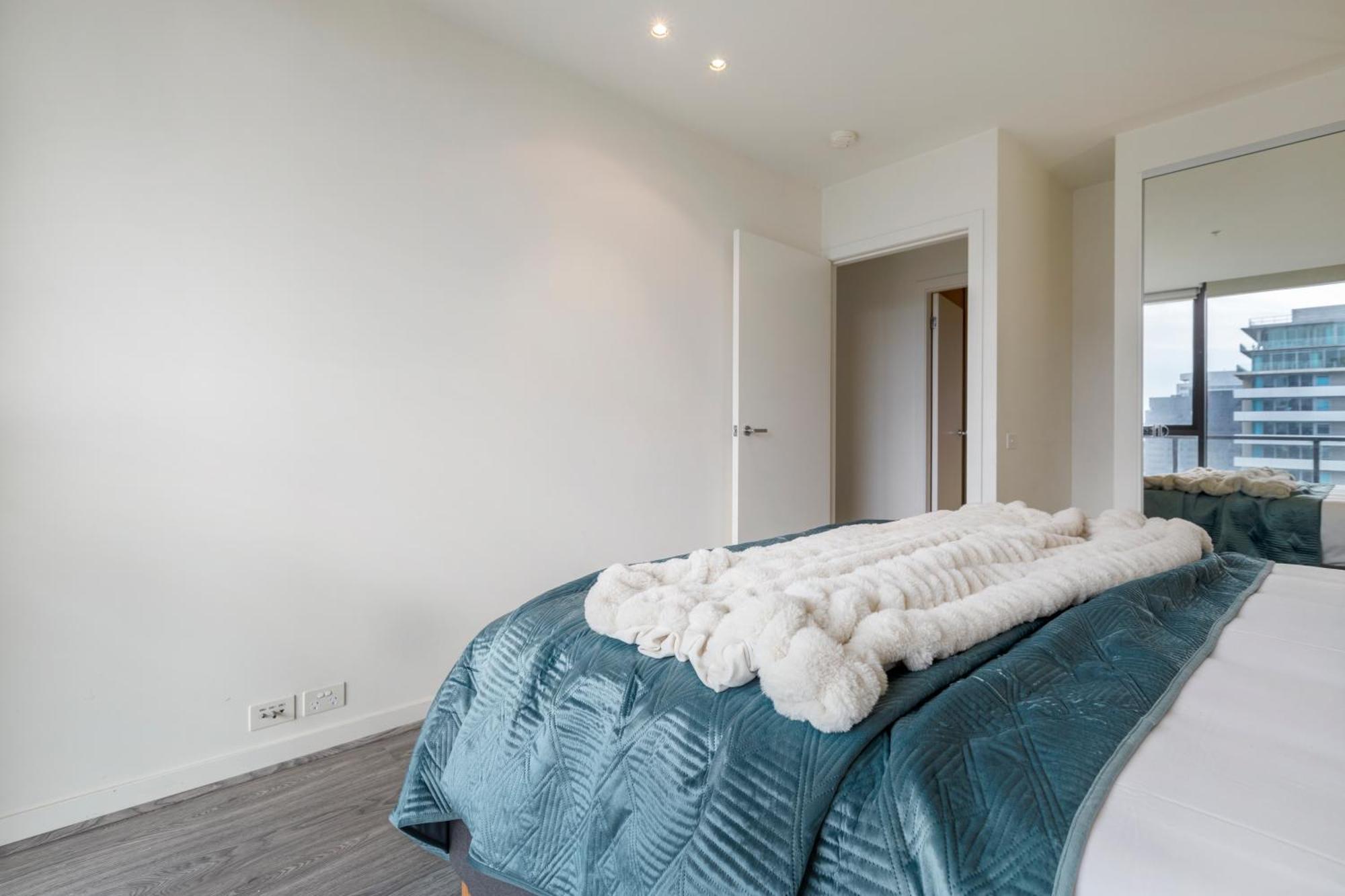 Elegant Fringe W Pool & Free Parking Apartment