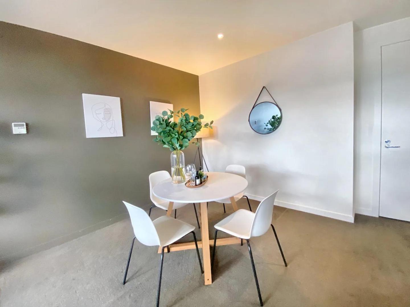 Spacious Fringe Retreatpool & Free Parking Apartment