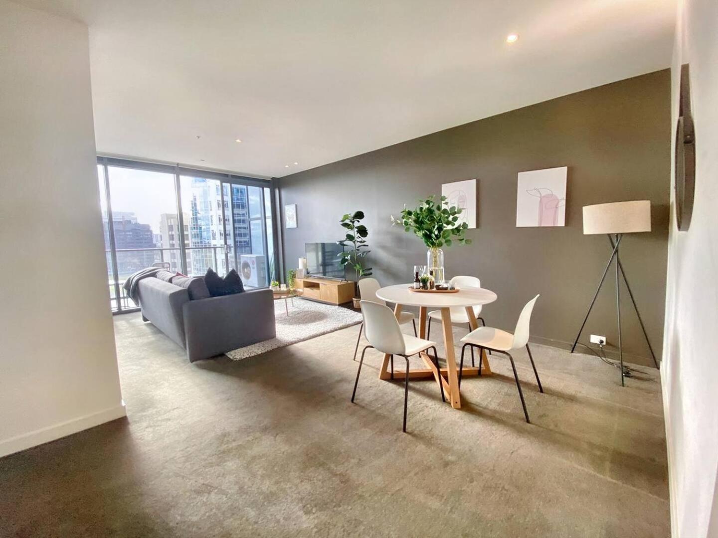 Spacious Fringe Retreatpool & Free Parking Apartment