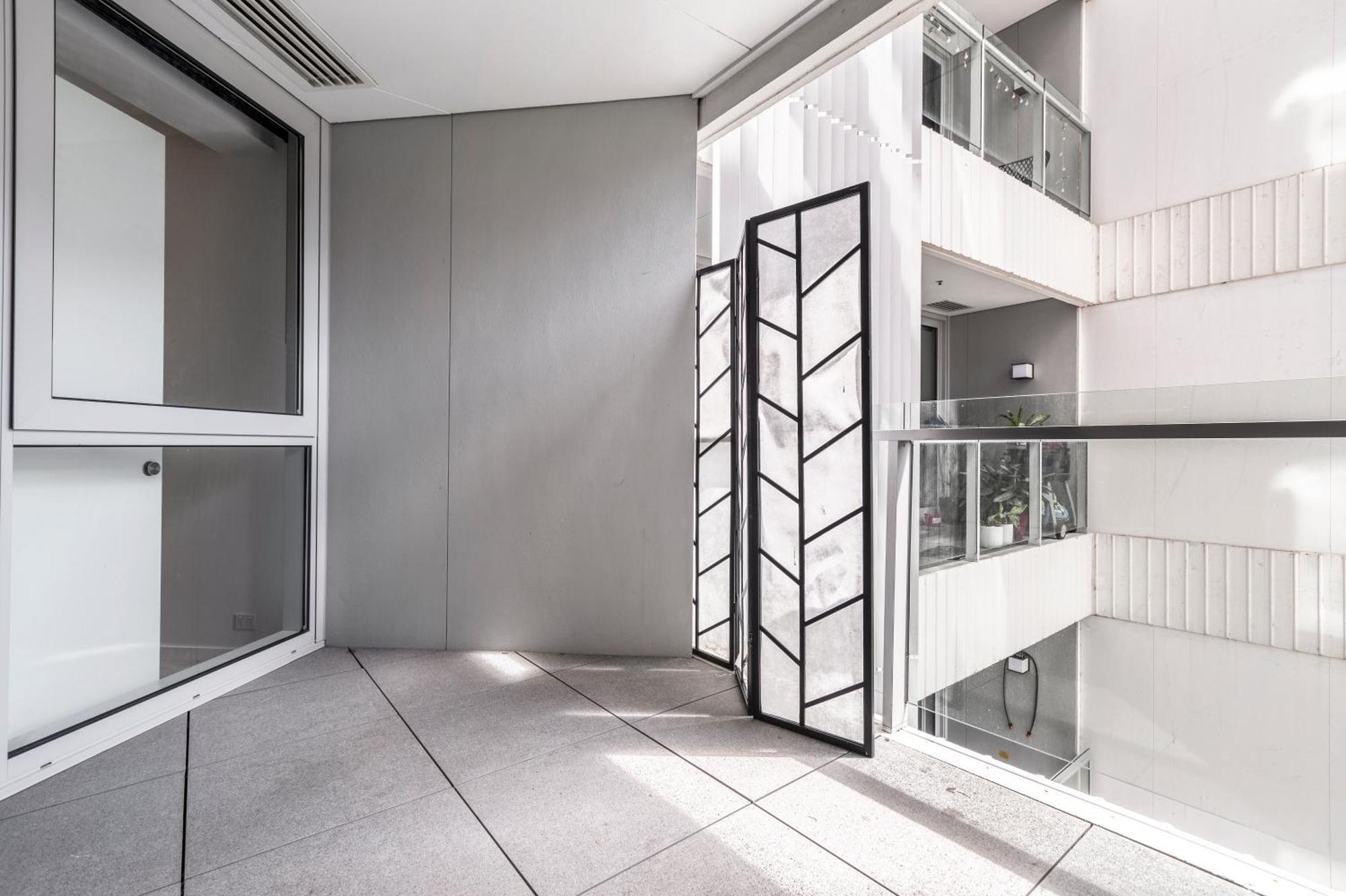 Sassy & Chic On Melbourne's Famous St Kilda Rd Apartment *