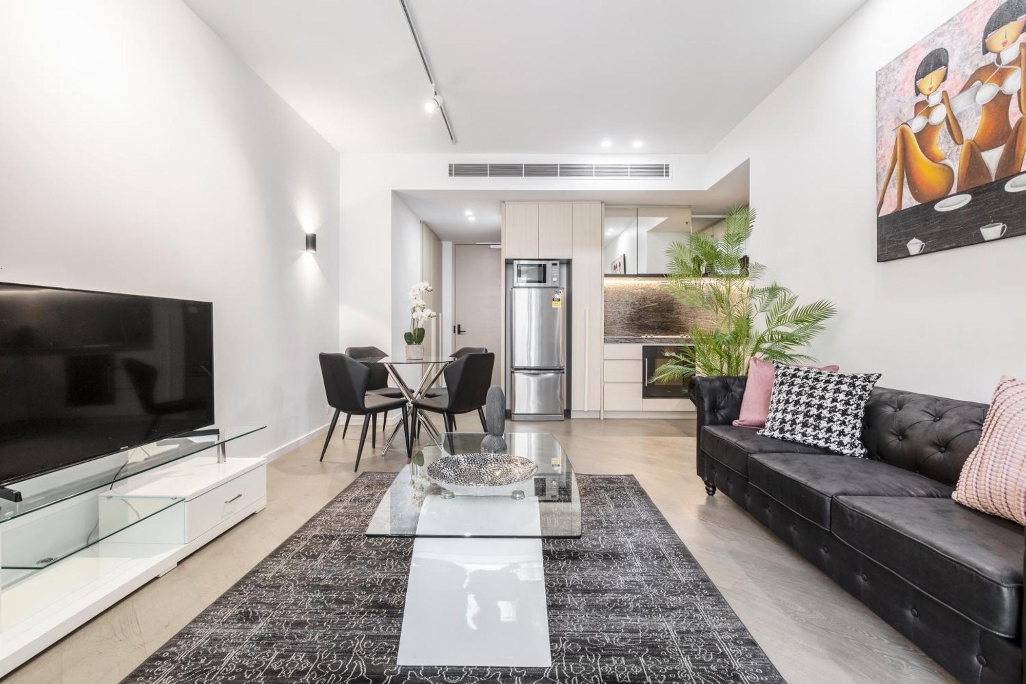 Sassy & Chic On Melbourne's Famous St Kilda Rd Apartment Melbourne