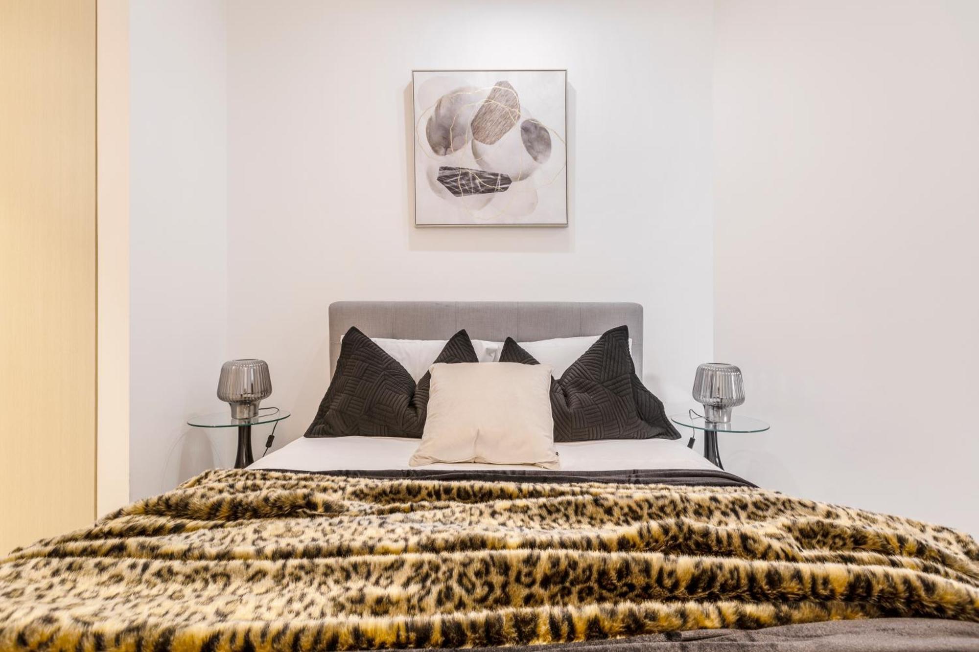 Sassy & Chic On Melbourne's Famous St Kilda Rd Apartment *