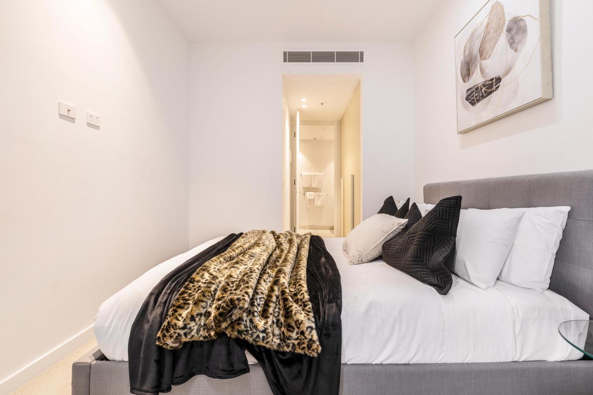 Sassy & Chic On Melbourne's Famous St Kilda Rd Apartment Melbourne