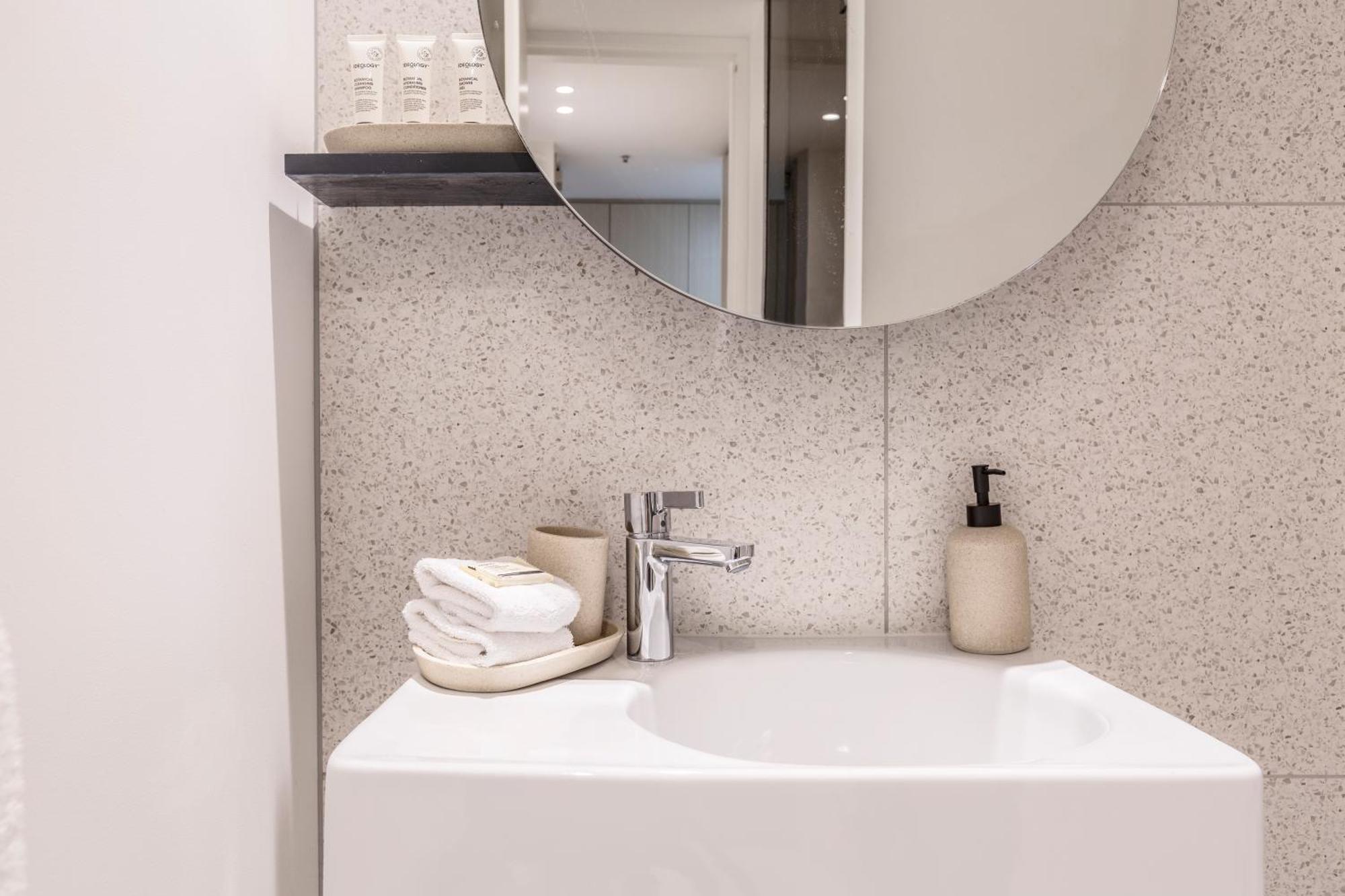Sassy & Chic On Melbourne's Famous St Kilda Rd Apartment