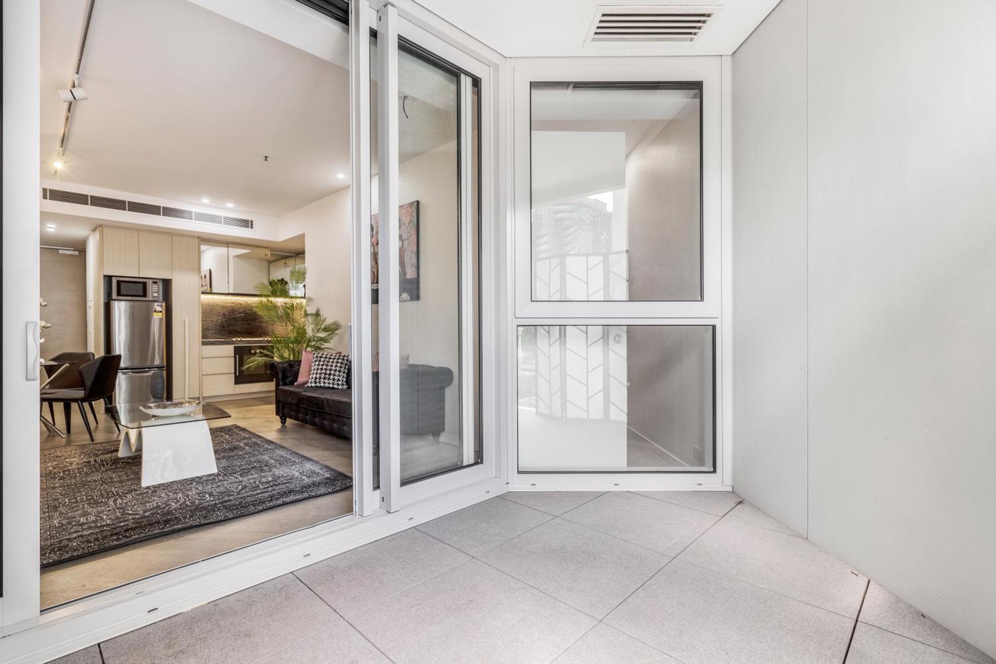 Sassy & Chic On Melbourne's Famous St Kilda Rd Apartment