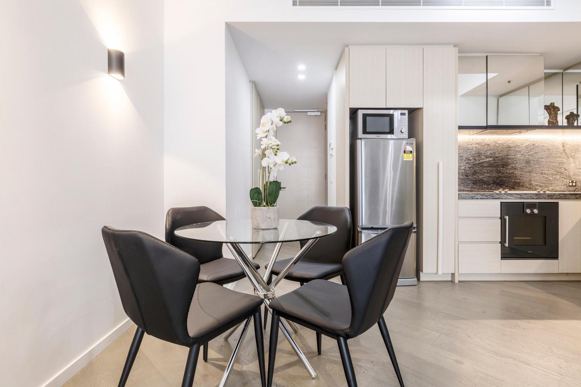 Apartment Sassy & Chic On Melbourne's Famous St Kilda Rd