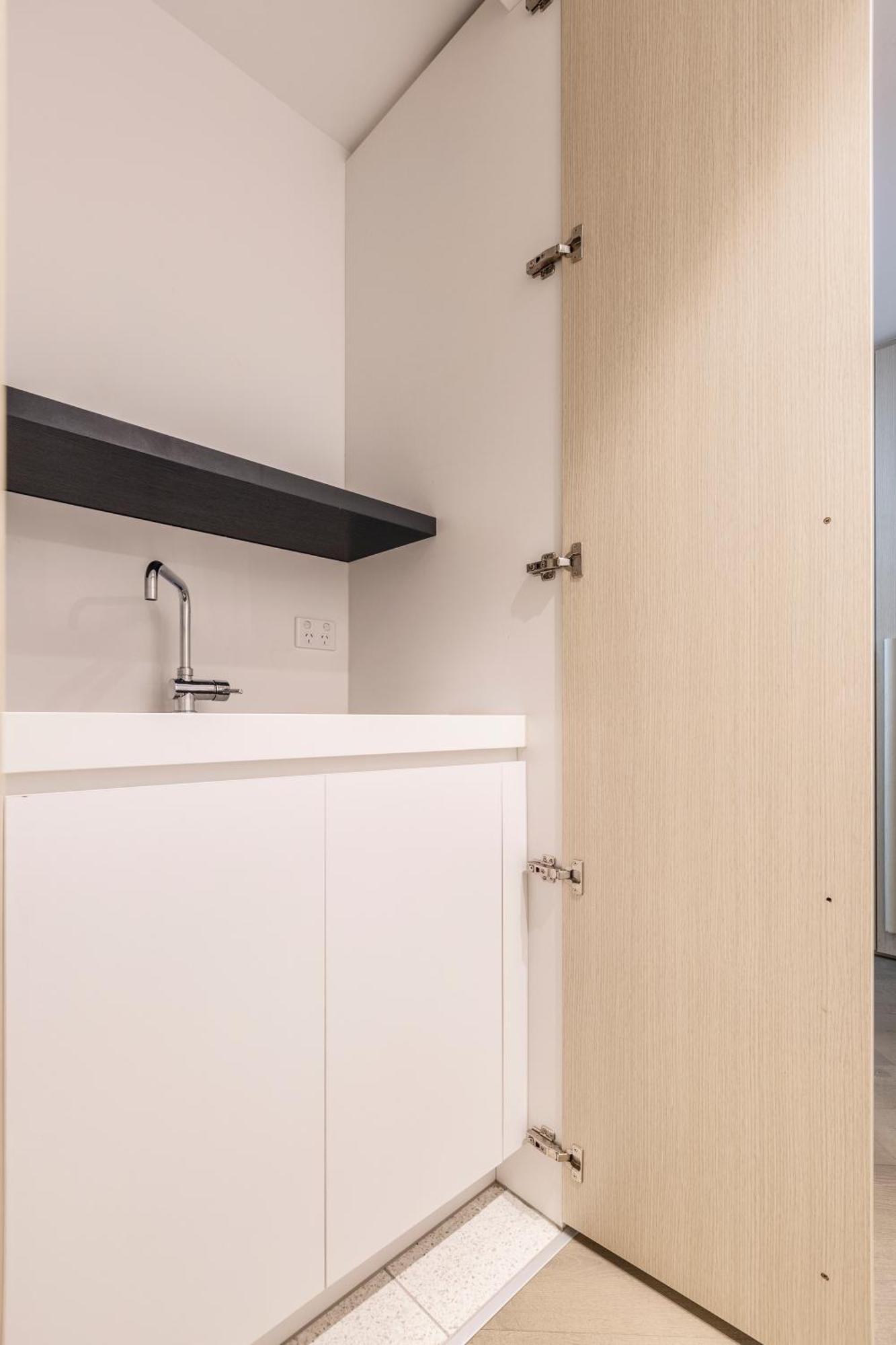 Sassy & Chic On Melbourne's Famous St Kilda Rd Apartment