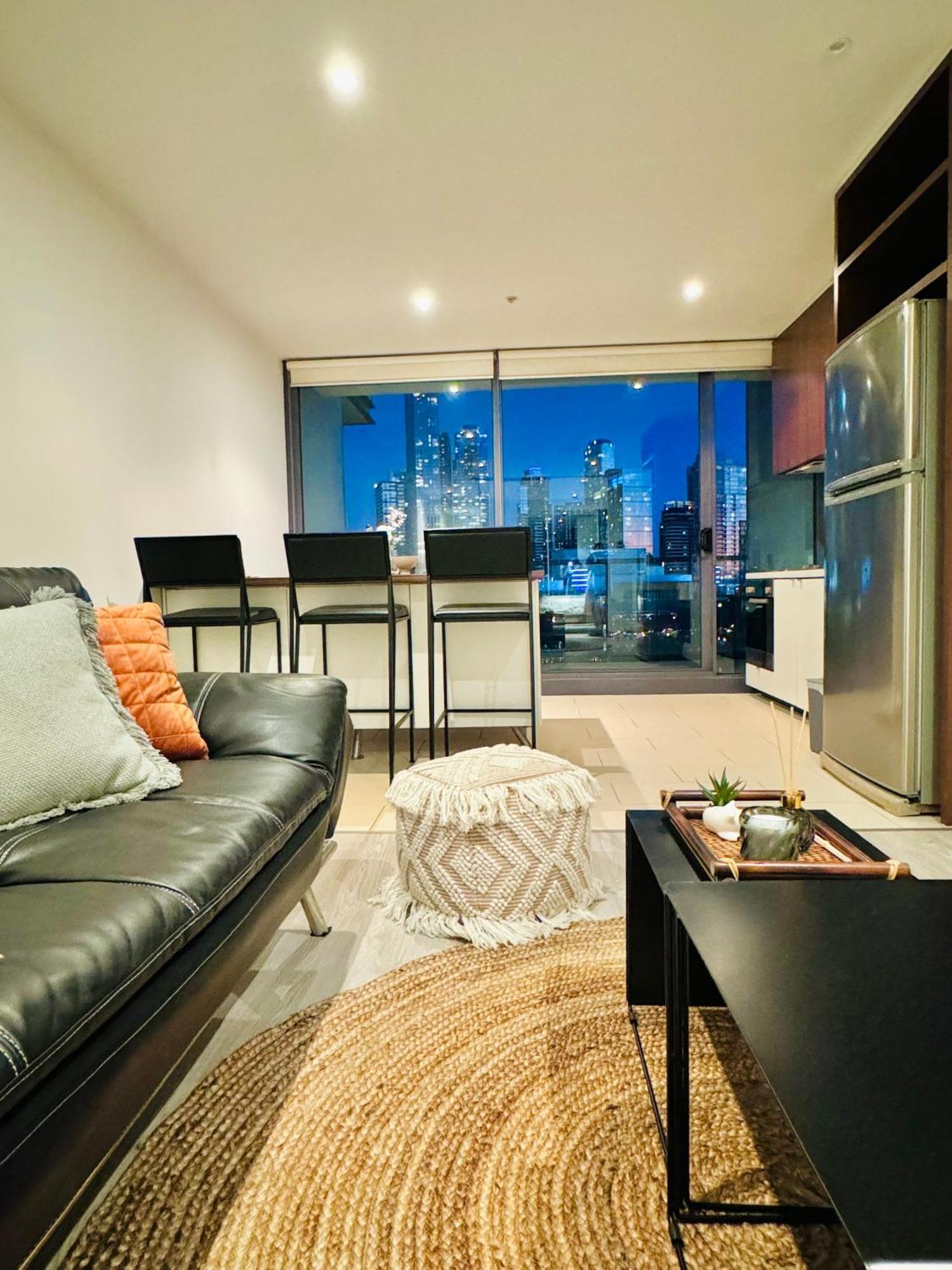 Apartment City Scape Along Yarra River Melbourne