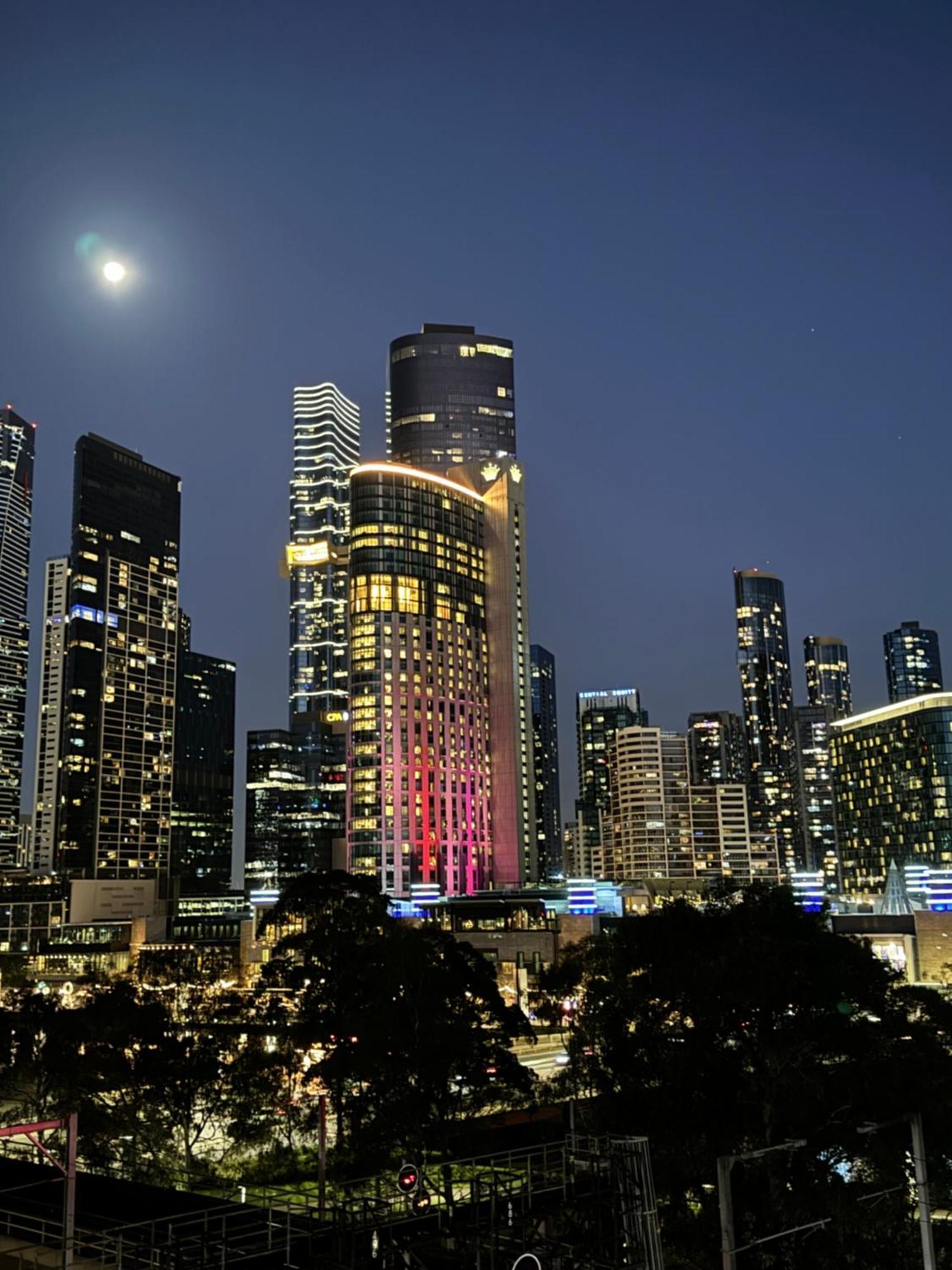 City Scape Along Yarra River Apartment