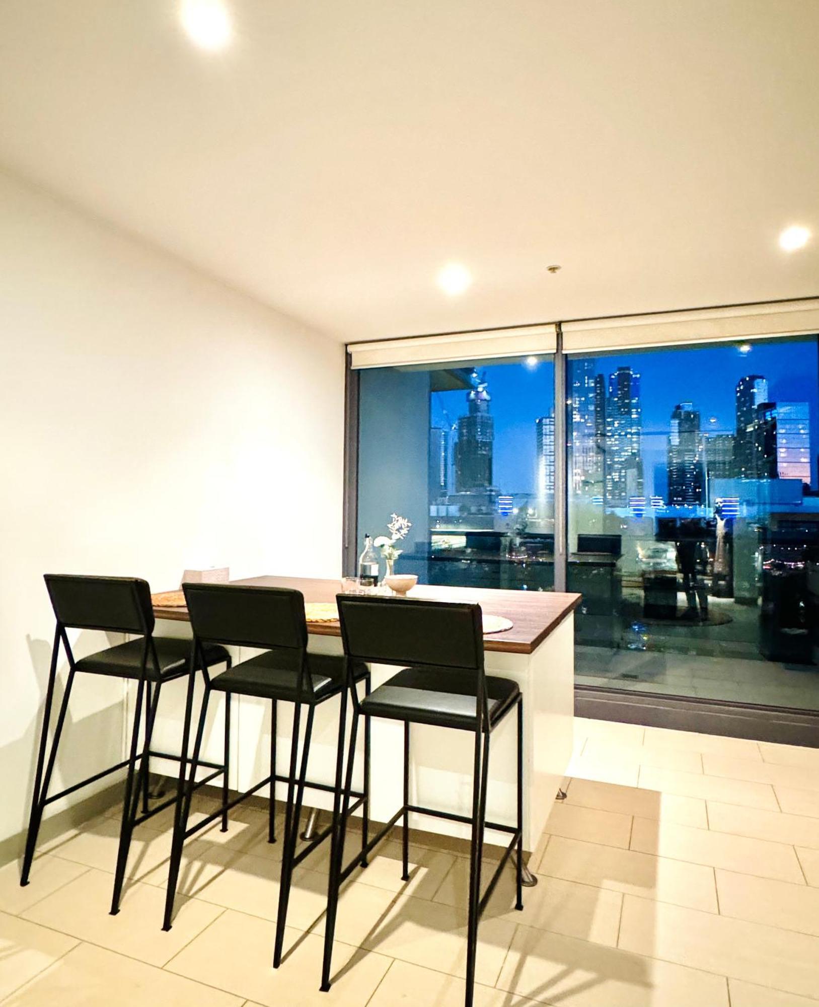 City Scape Along Yarra River Apartment