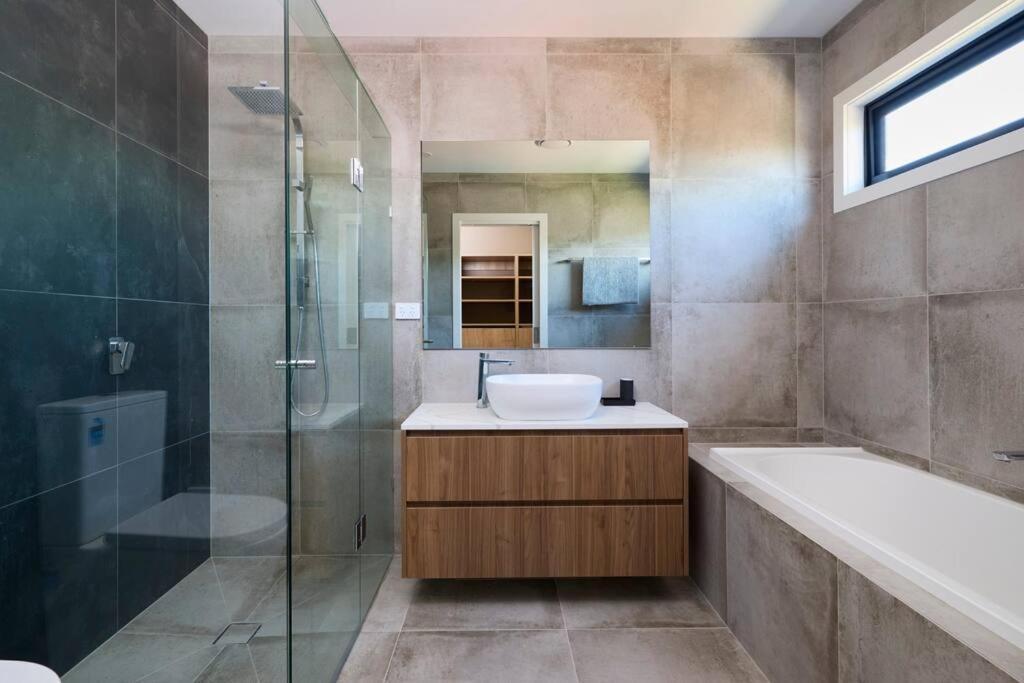 Preston Lux House 5 Bed 5 Bath Holiday home Melbourne