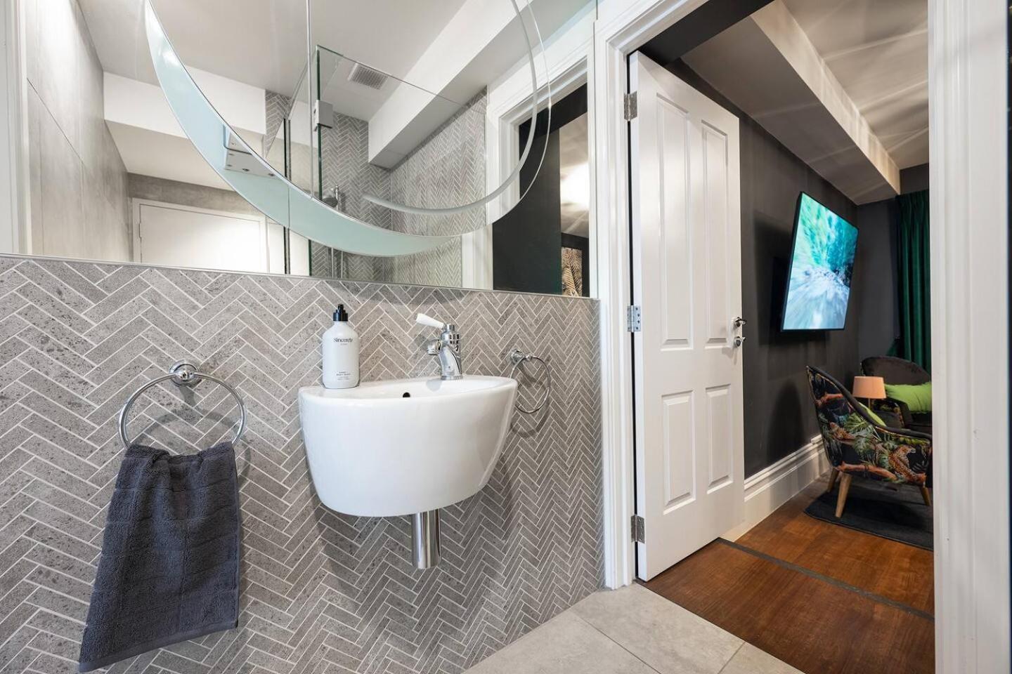 Boutique Hideaway I Fringe Apartment