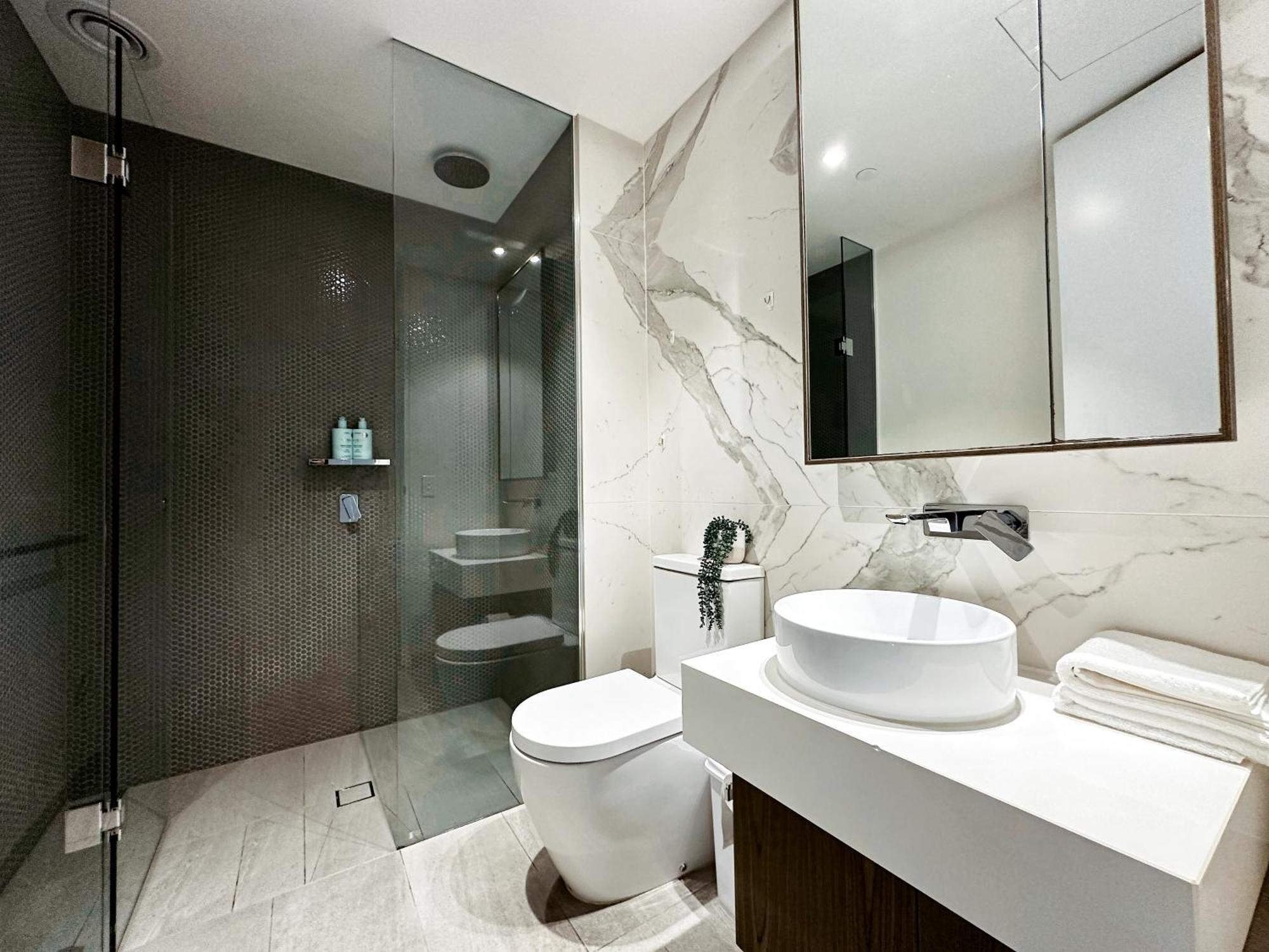 Homelike 2b Next To Grand Prix With Free Parking Melbourne