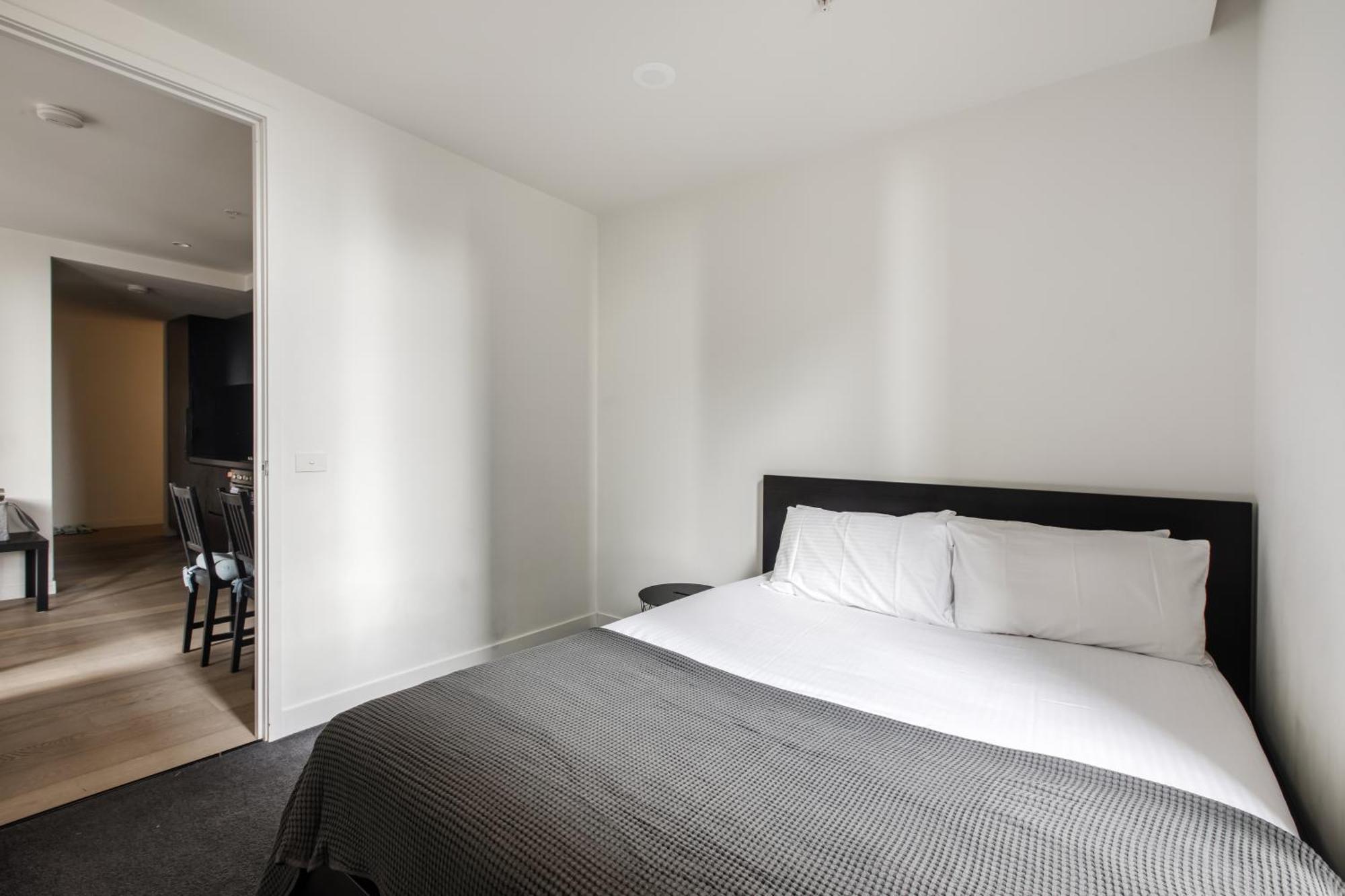 Apartment Modern Nomads Urban Gem On Empire 2br Walk To With Parking Melbourne