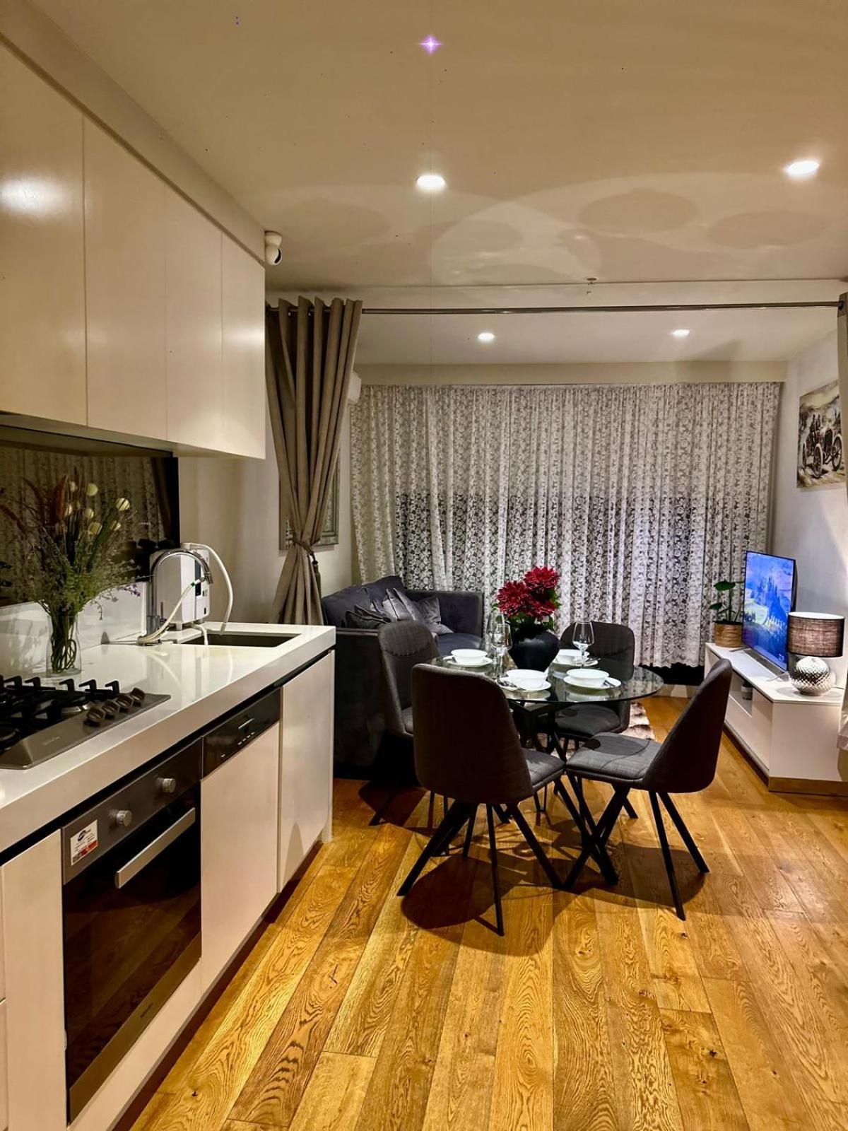 405 8 Daly St South Yarra 3141 Lucia * Melbourne
