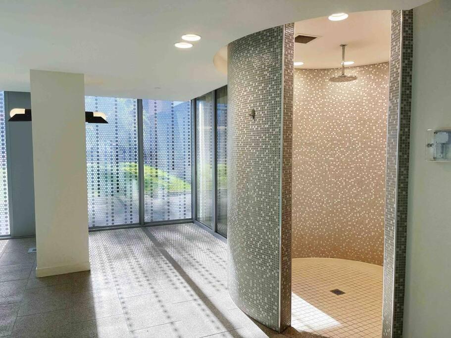 Spacious 3b3b With Large Balcony, Conveniently Located Across From The Mall And Near Public Transport Apartment Melbourne