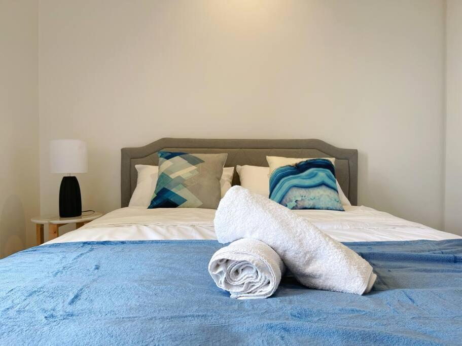 Spacious 3b3b With Large Balcony, Conveniently Located Across From The Mall And Near Public Transport * Melbourne