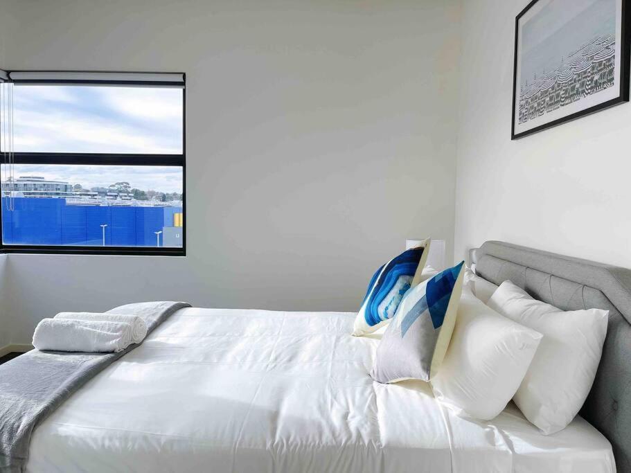 Spacious 3b3b With Large Balcony, Conveniently Located Across From The Mall And Near Public Transport Apartment Melbourne