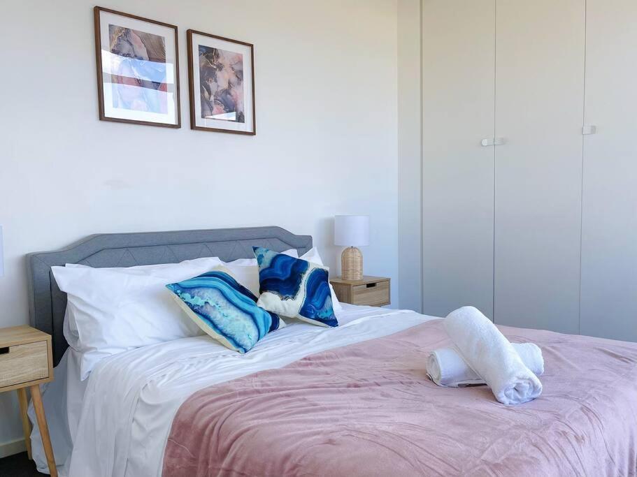 Apartment Spacious 3b3b With Large Balcony, Conveniently Located Across From The Mall And Near Public Transport Melbourne