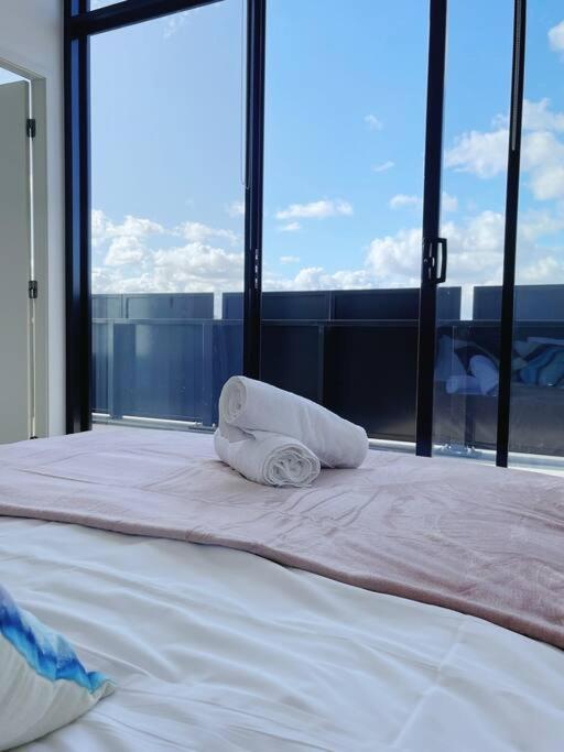 Spacious 3b3b With Large Balcony, Conveniently Located Across From The Mall And Near Public Transport *