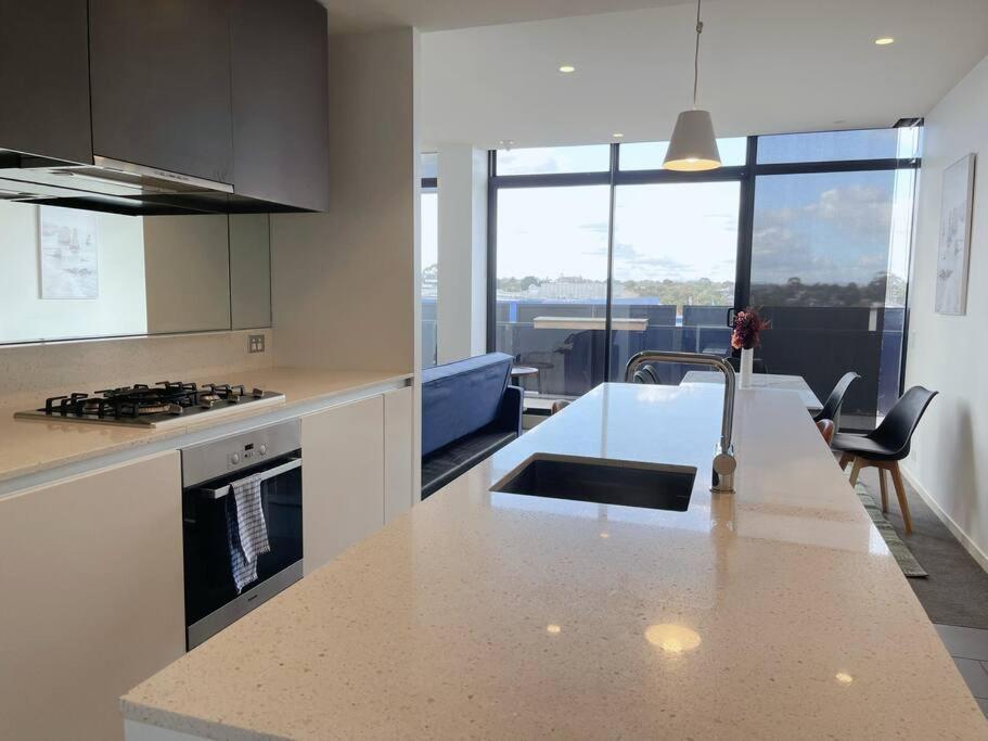 Spacious 3b3b With Large Balcony, Conveniently Located Across From The Mall And Near Public Transport Melbourne