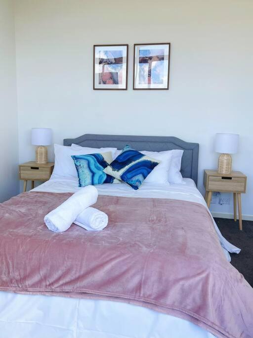 Apartment Spacious 3b3b With Large Balcony, Conveniently Located Across From The Mall And Near Public Transport
