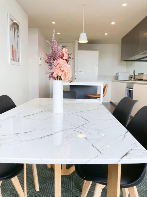 Spacious 3b3b With Large Balcony, Conveniently Located Across From The Mall And Near Public Transport Apartment *