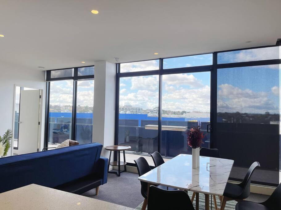 Apartment Spacious 3b3b With Large Balcony, Conveniently Located Across From The Mall And Near Public Transport *