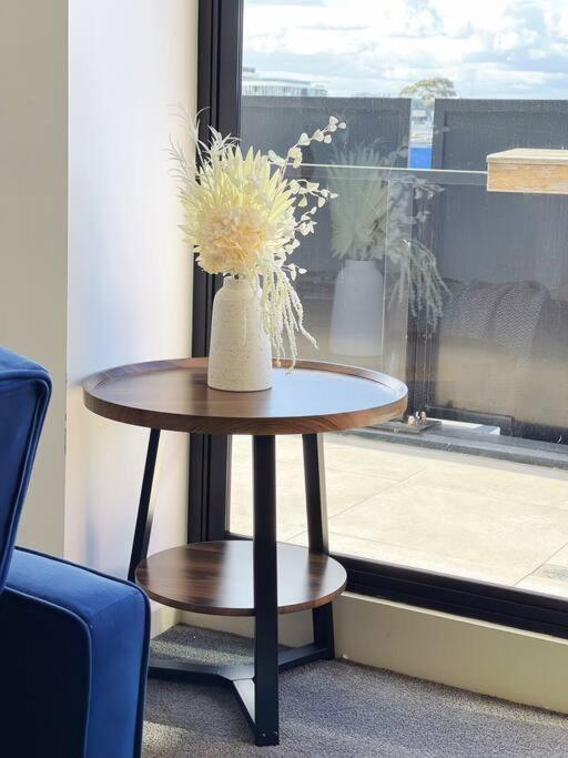Spacious 3b3b With Large Balcony, Conveniently Located Across From The Mall And Near Public Transport Apartment Melbourne