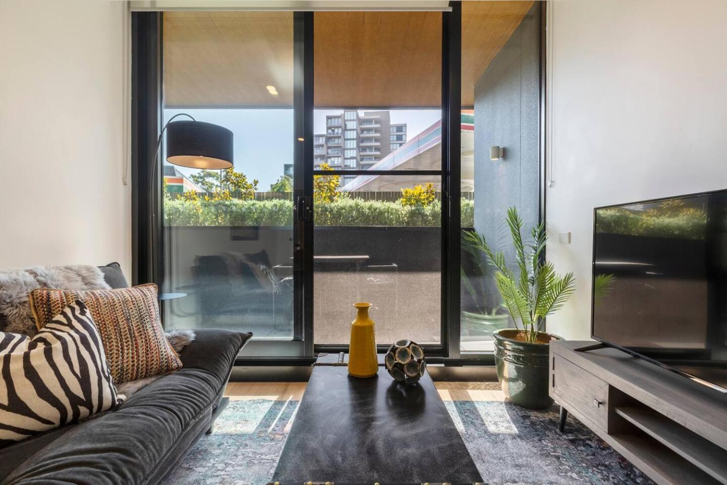 Apartment Charming Escape In St Kilda Cosy