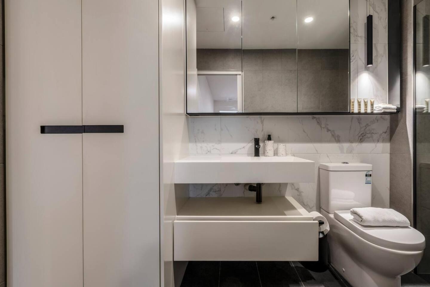 Charming Escape In St Kilda Cosy Apartment Melbourne