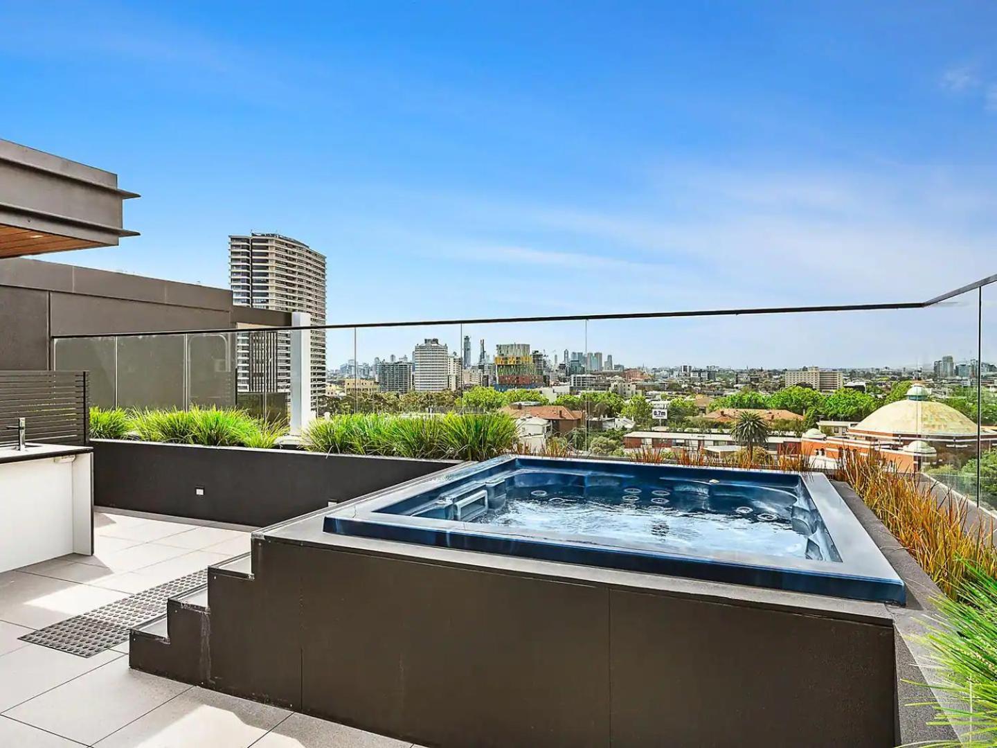 Trendy New York-style In Vibrant St Kilda Apartment *