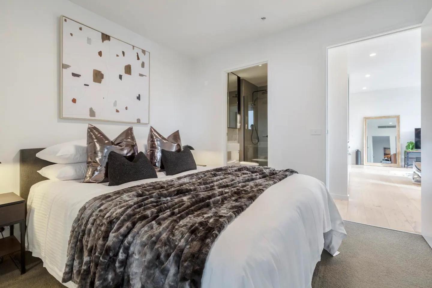 Trendy New York-style In Vibrant St Kilda Apartment