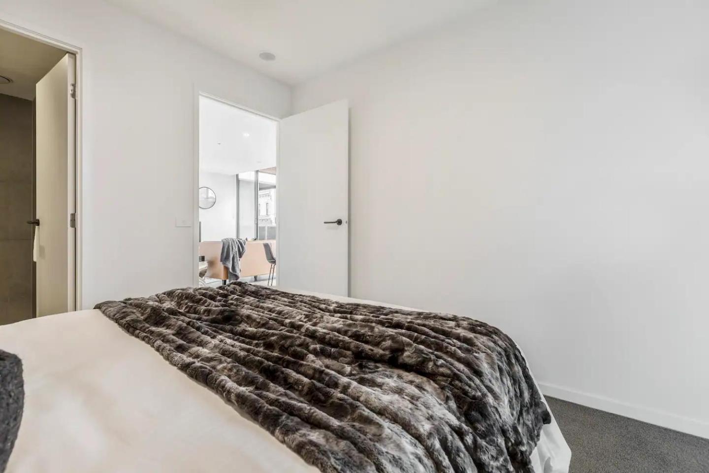 Trendy New York-style In Vibrant St Kilda Apartment *