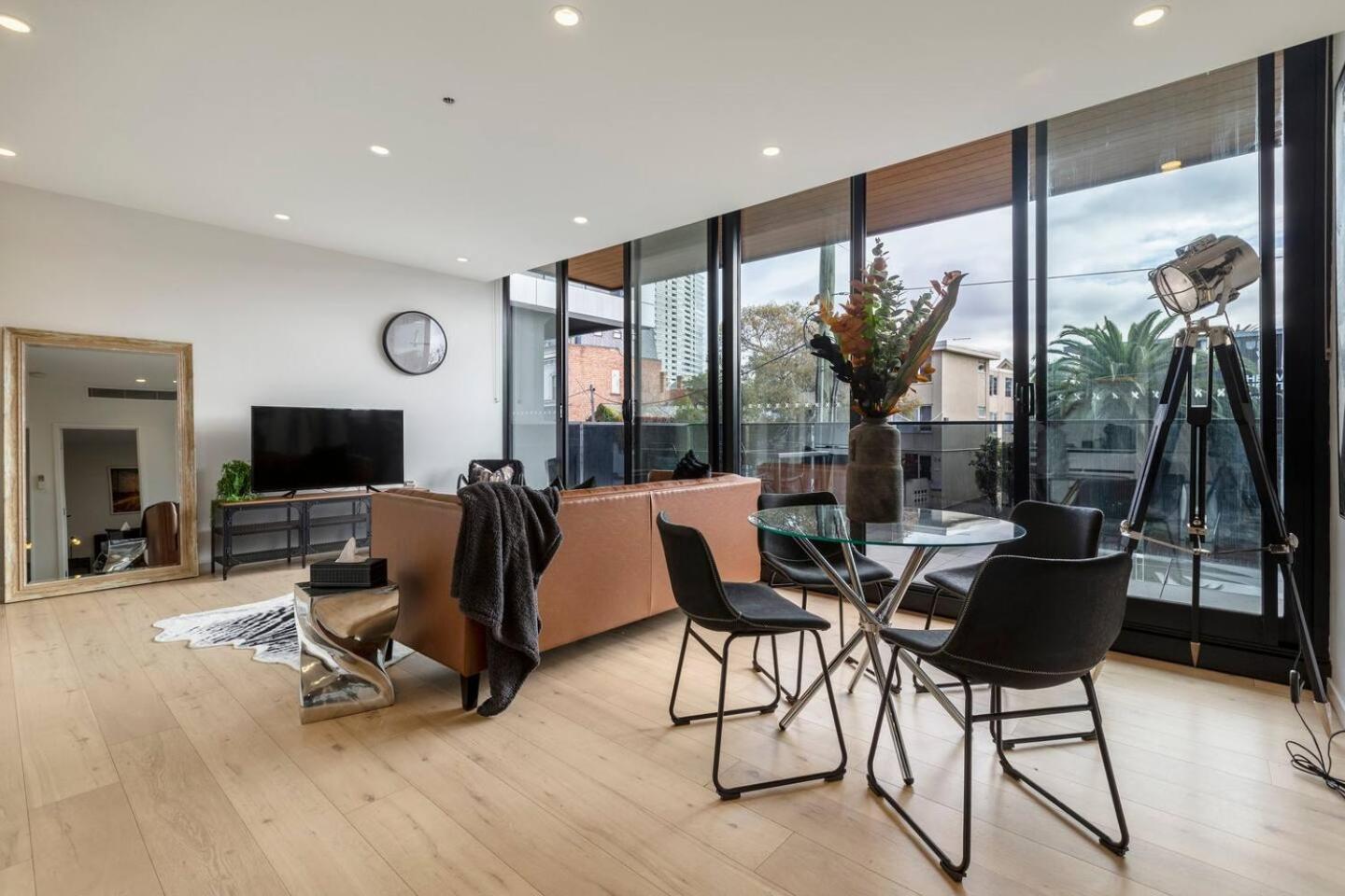 Trendy New York-style In Vibrant St Kilda *