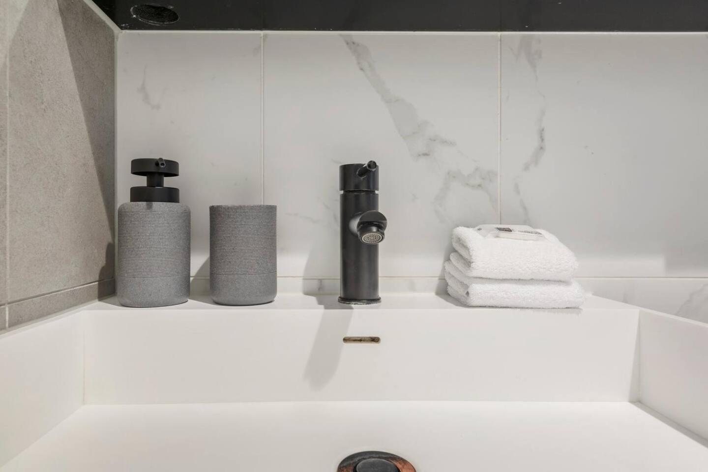 Apartment Trendy New York-style In Vibrant St Kilda