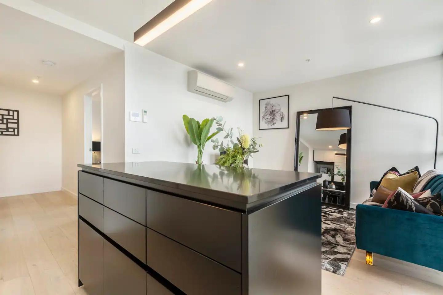 Stylish Southbank Sweeping Bay & Views Apartment